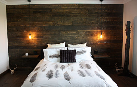 Chambre à coucher avec mur en bois